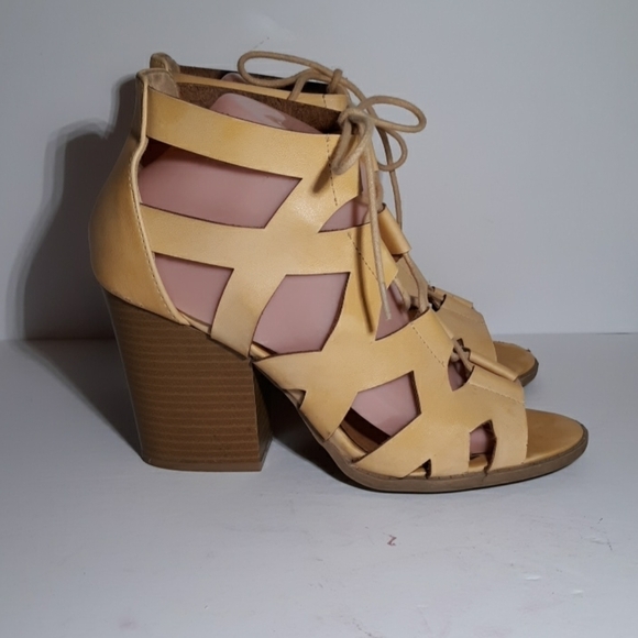 Charlotte Russe yellow heels sandals 8 - Picture 5 of 9